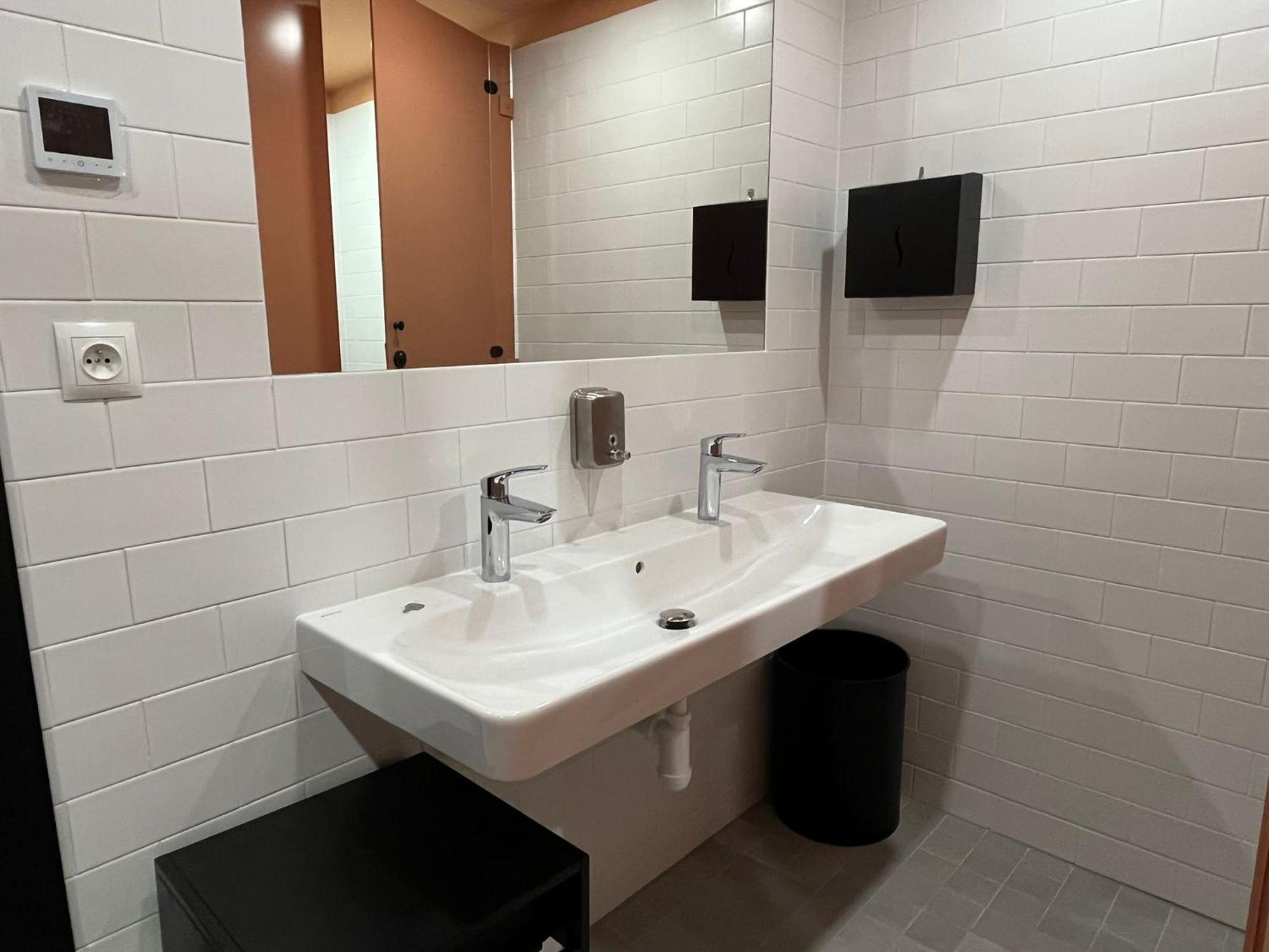 Izy Stay Hostel Bratislava Buitenkant foto