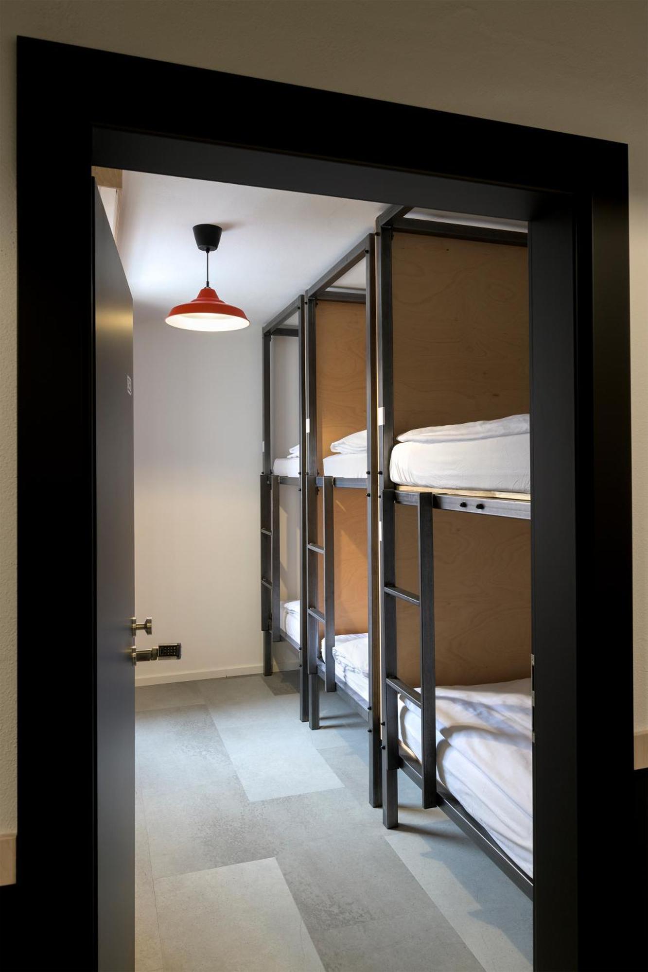 Izy Stay Hostel Bratislava Buitenkant foto